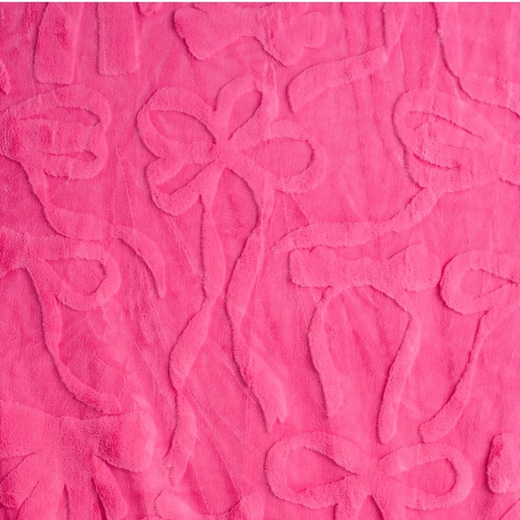 Cupcakes and Cashmere FAUX FUR Pink Bow THROW Blanket - Picture 5 of 6